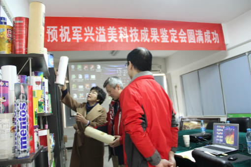 專家組仔細詢問紙罐相關細節 專家組仔細詢問紙罐相關細節