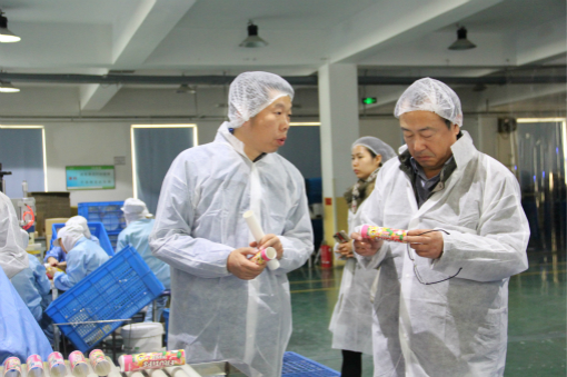 專家組對螺旋標項目產品進行考察 專家組對螺旋標項目產品進行考察